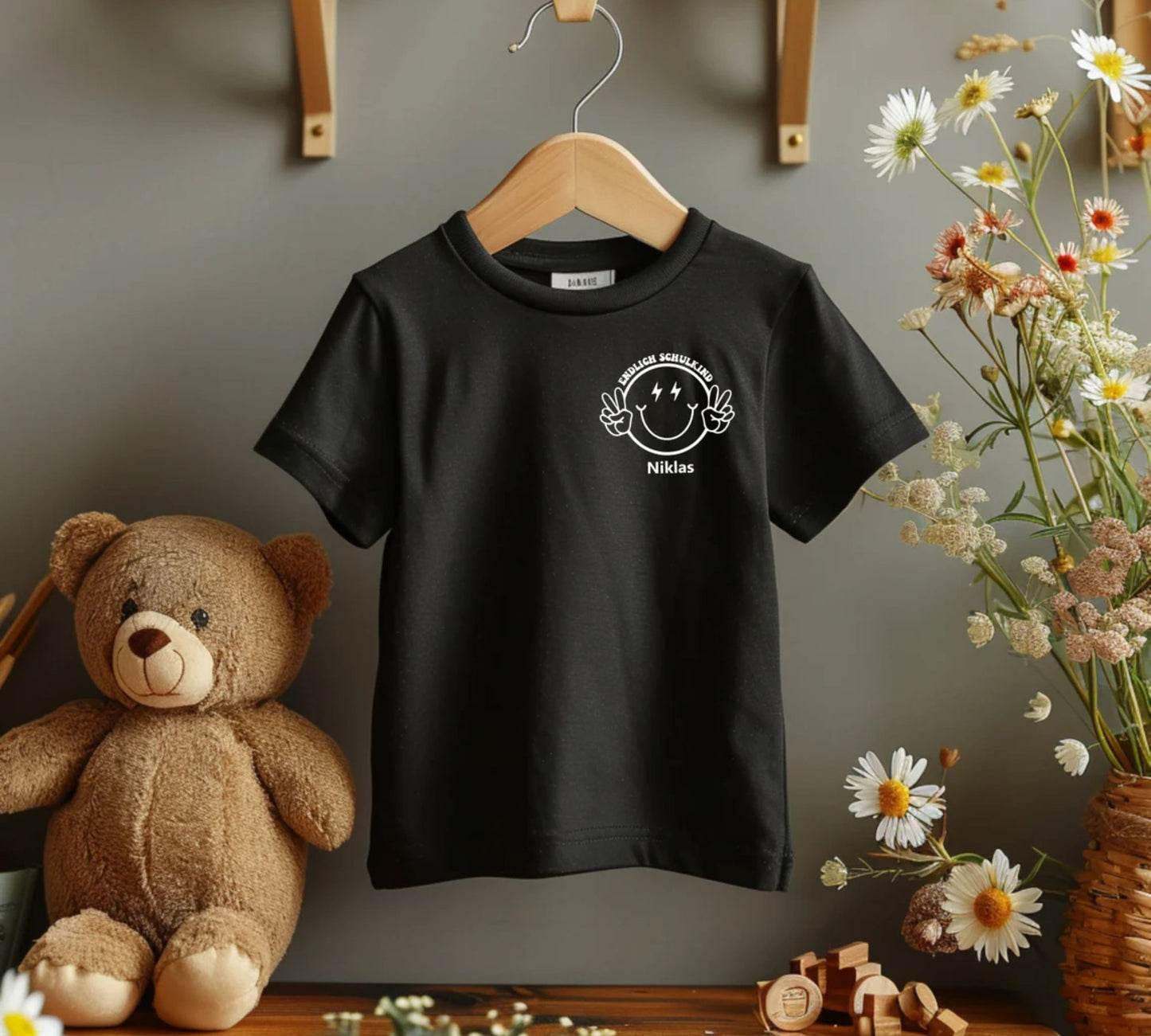 Erste Klasse rockt! Personalisiertes Schulkind Shirt - Shirt für den ersten Schultag des Schulkindes mit Namen