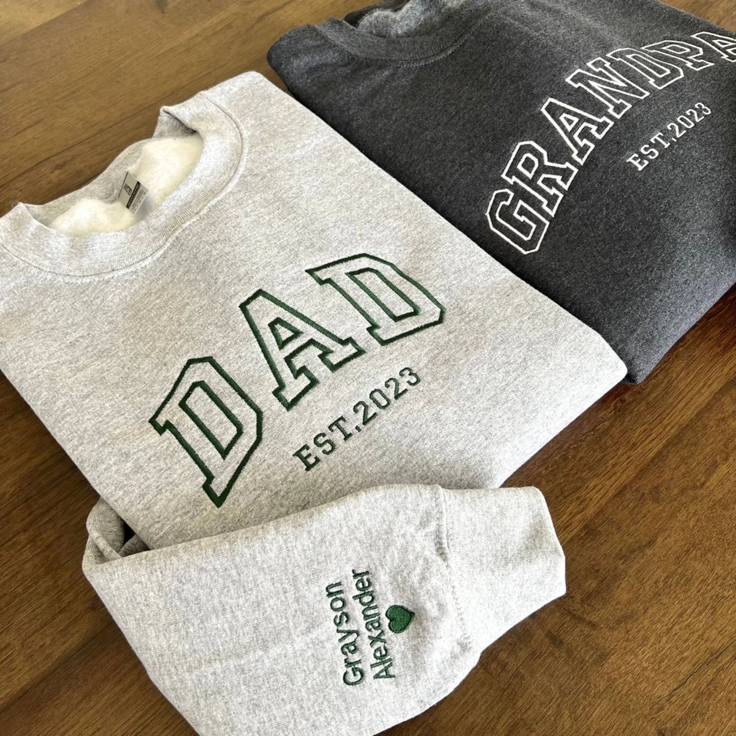 Personalisiertes Besticktes Sweatshirt, Name auf dem Ärmel mit Herz - Weihnachtsgeschenk