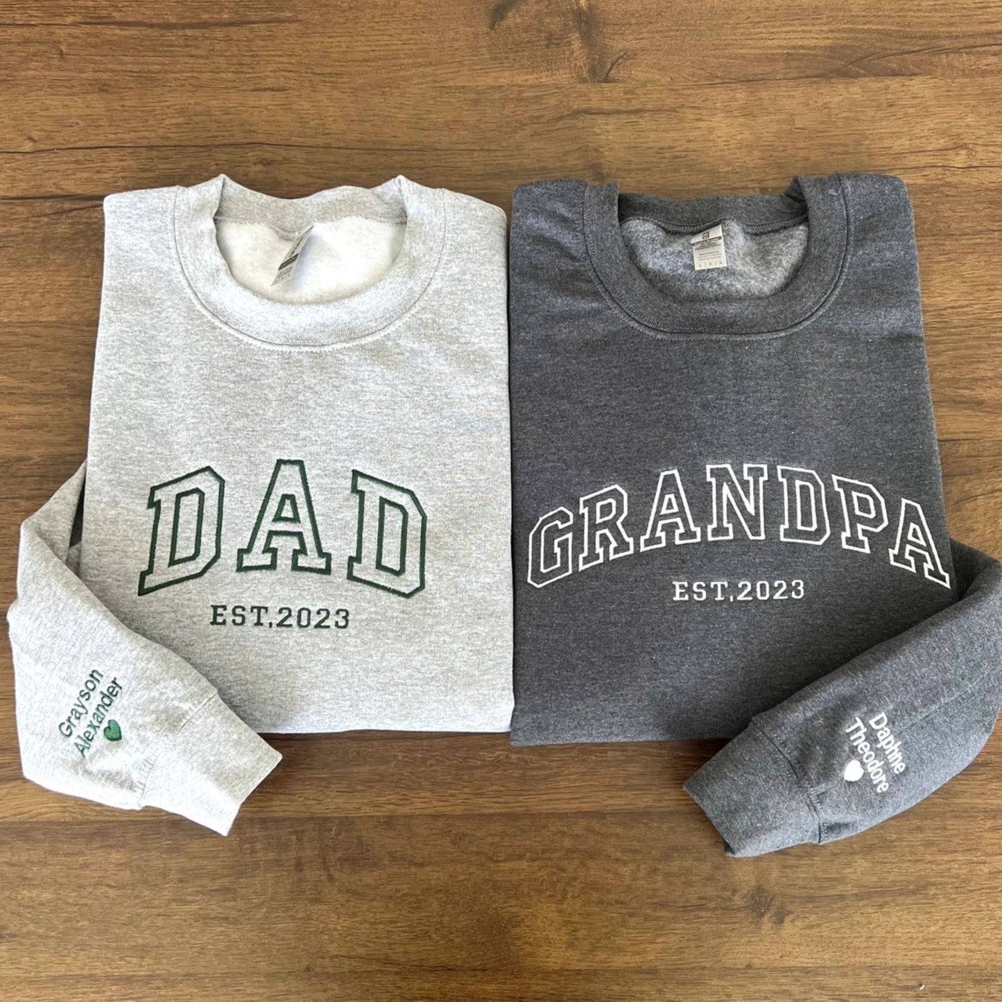 Personalisiertes Besticktes Sweatshirt, Name auf dem Ärmel mit Herz - Weihnachtsgeschenk