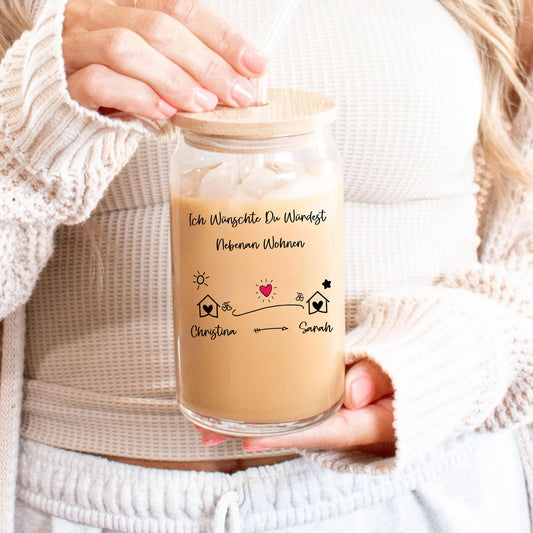 Ich wünschte, du würdest nebenan wohnen – Personalisiertes Eiskaffee-Glas mit Deckel und Strohhalm, Bestes Freundschaftsgeschenk