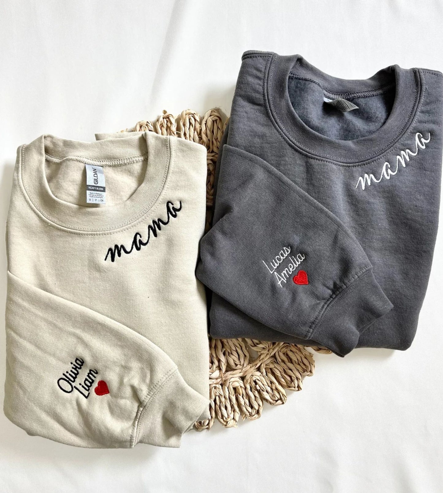 Besticktes Mama-Sweatshirt mit den Namen der Kinder auf dem Ärmel, Geschenk für Mama