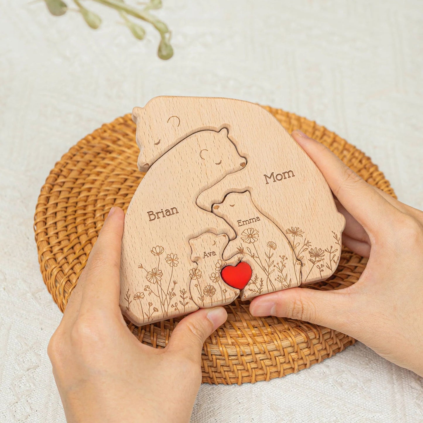 Umarmende Bärenfamilie Blumen-Version - Personalisierbares Holzpuzzle der Bärenfamilie