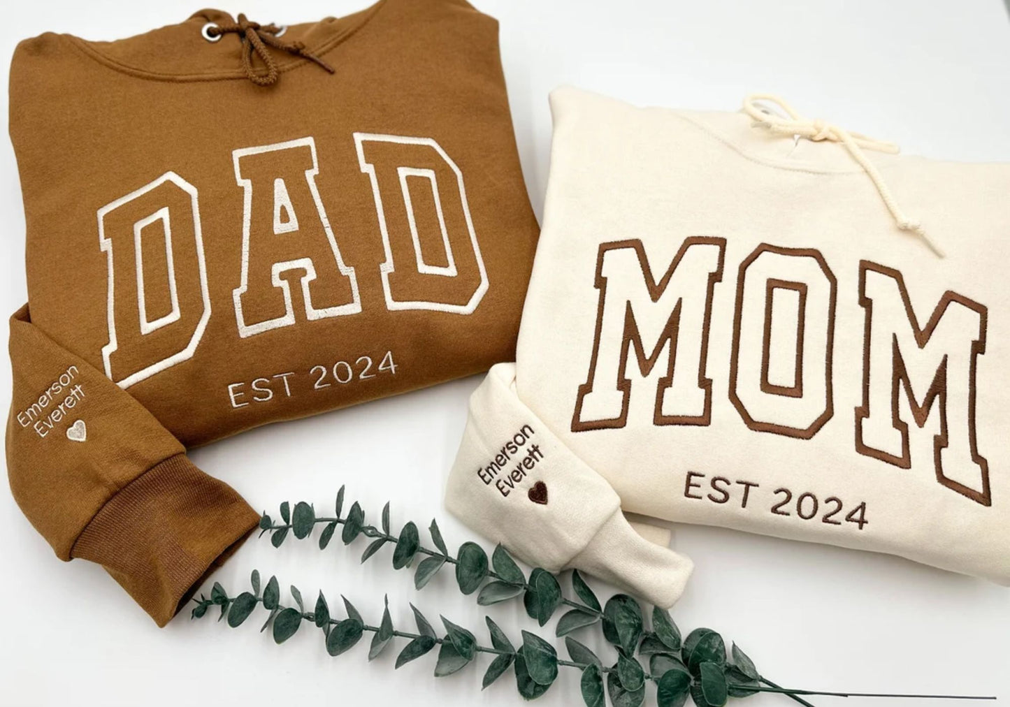 Besticktes DAD MOM Sweatshirt und Hoodie mit Name und Herz auf dem Ärmel, Geschenk für Papa und Mama