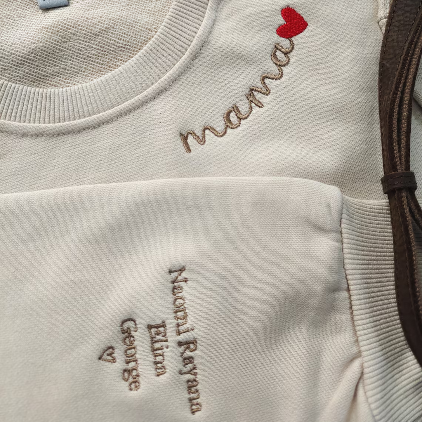 Individuell besticktes MomLove-Sweatshirt – Geschenk für Mama