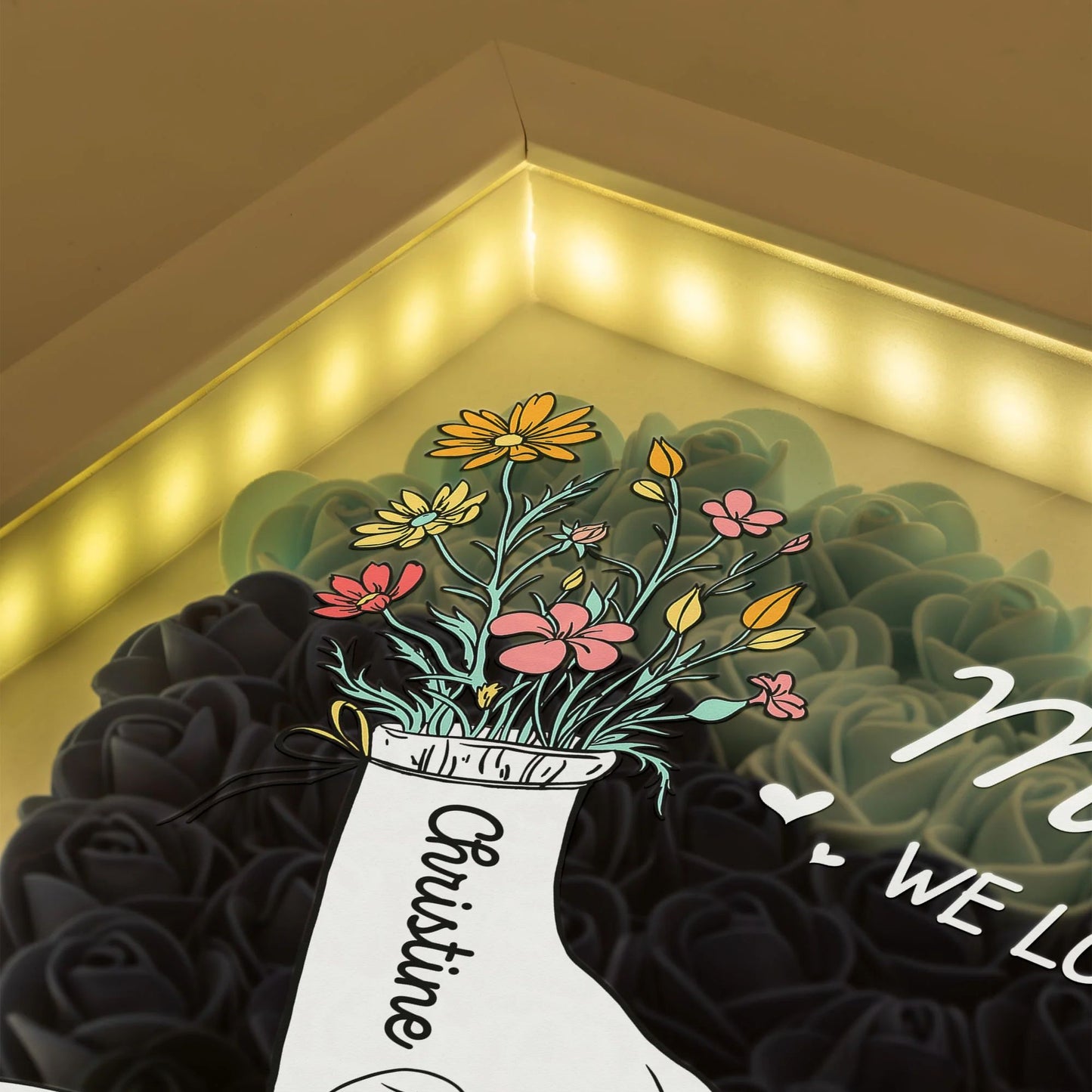 Mama-Hände halten ‚Wir lieben dich‘ – Personalisierte Blumen-Lichtbox mit LED-Beleuchtung