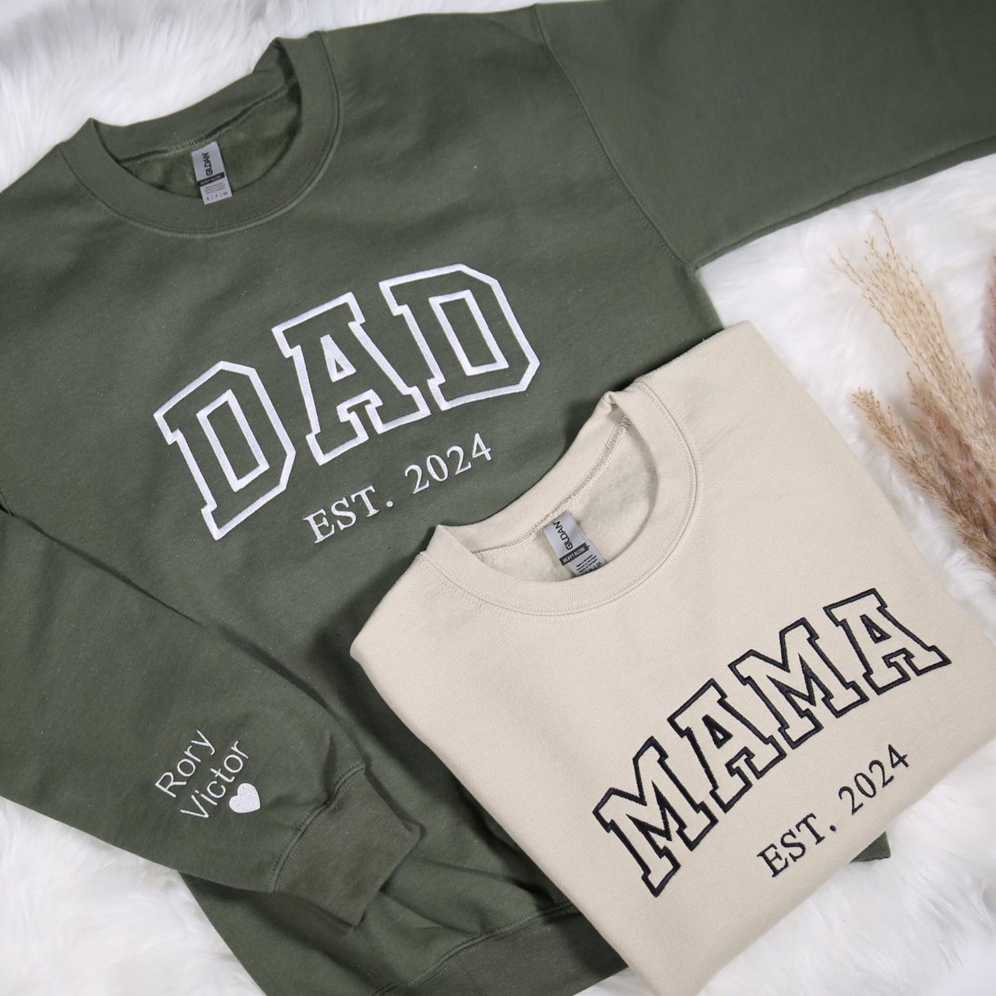 Personalisiertes Mama- und Papa-Sweatshirt mit Stickerei und Namen auf dem Ärmel