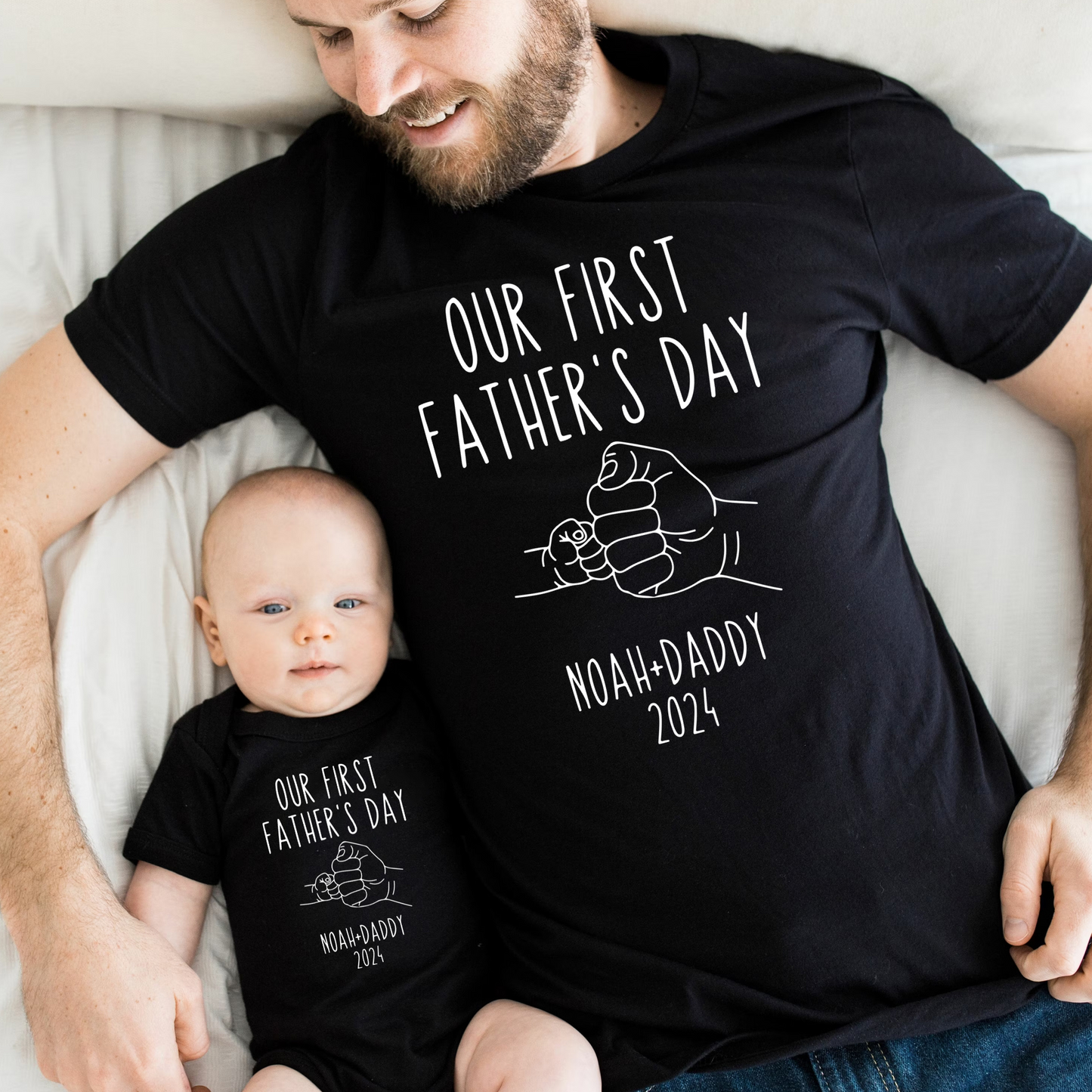 Personalisiertes T-Shirt 'Erster Vatertag' mit Faustgruß - Geschenk für den Papa