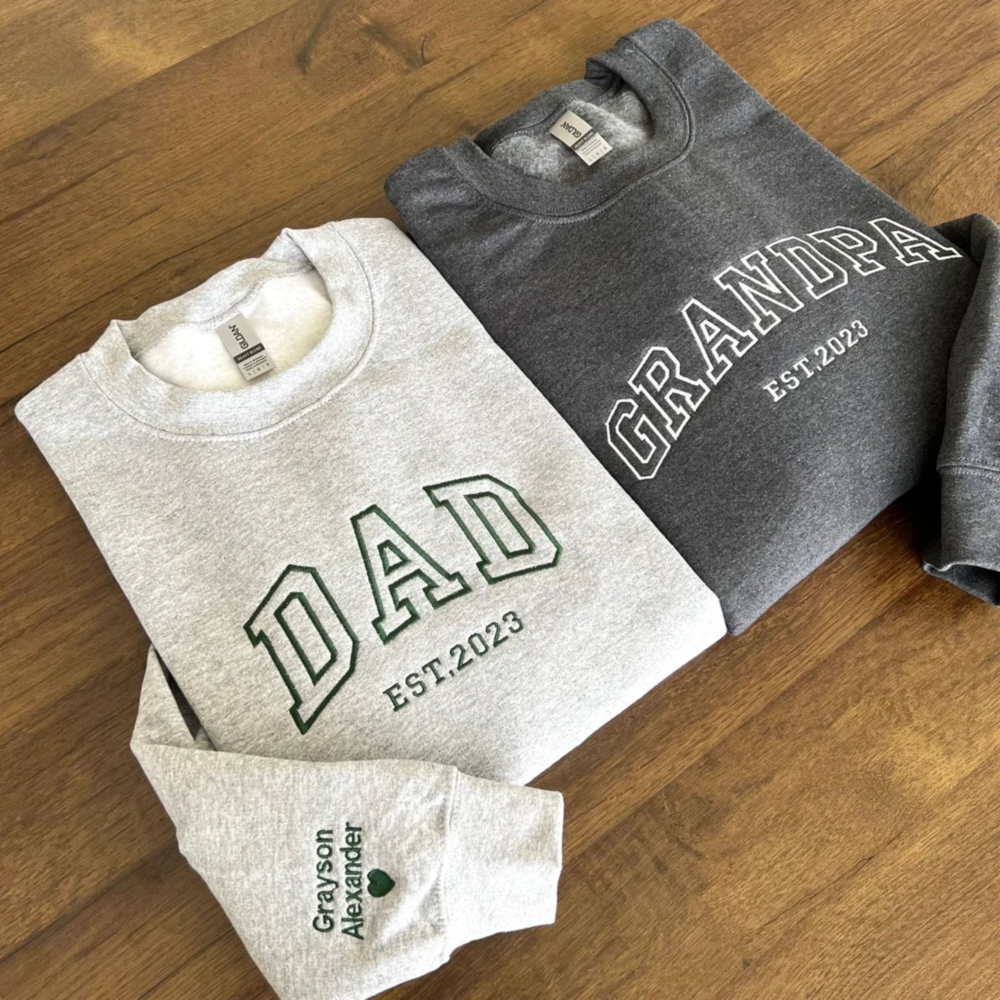 Personalisiertes Besticktes Sweatshirt, Name auf dem Ärmel mit Herz - Weihnachtsgeschenk