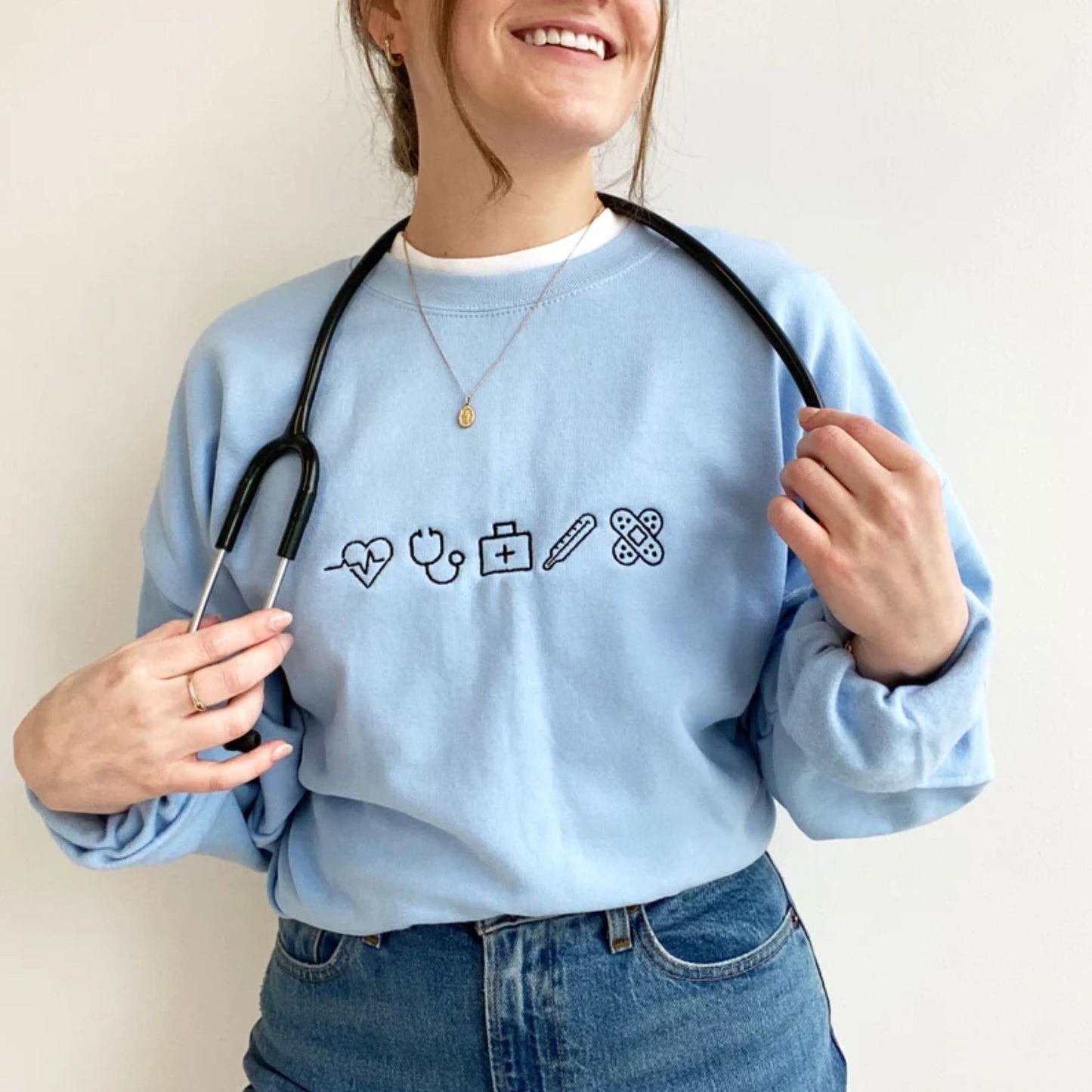 Personalisiertes Krankenschwester Crewneck Sweatshirt mit niedlichem Icon-Stickerei