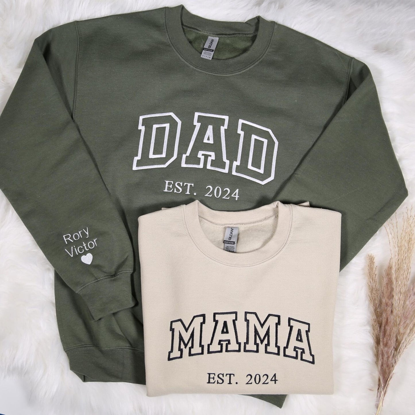 Personalisiertes Mama- und Papa-Sweatshirt mit Stickerei und Namen auf dem Ärmel