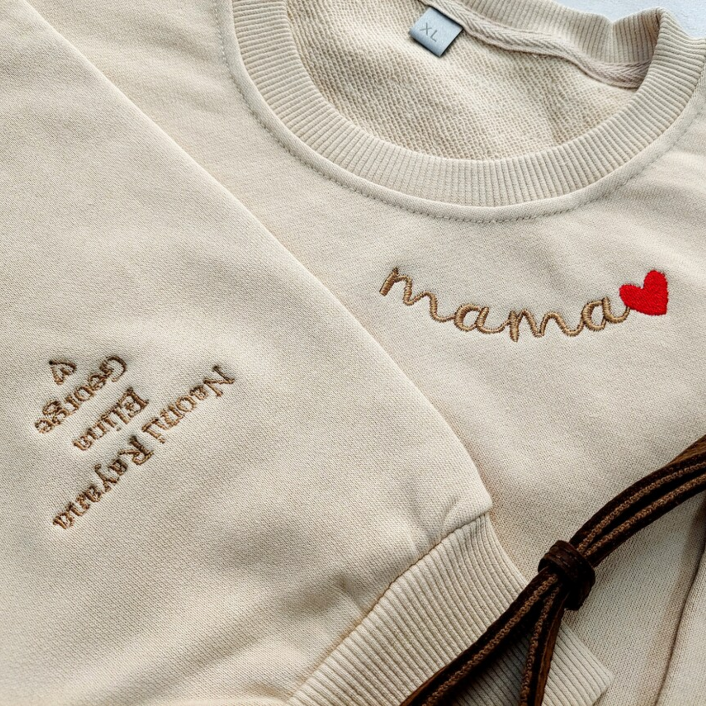 Individuell besticktes MomLove-Sweatshirt – Geschenk für Mama