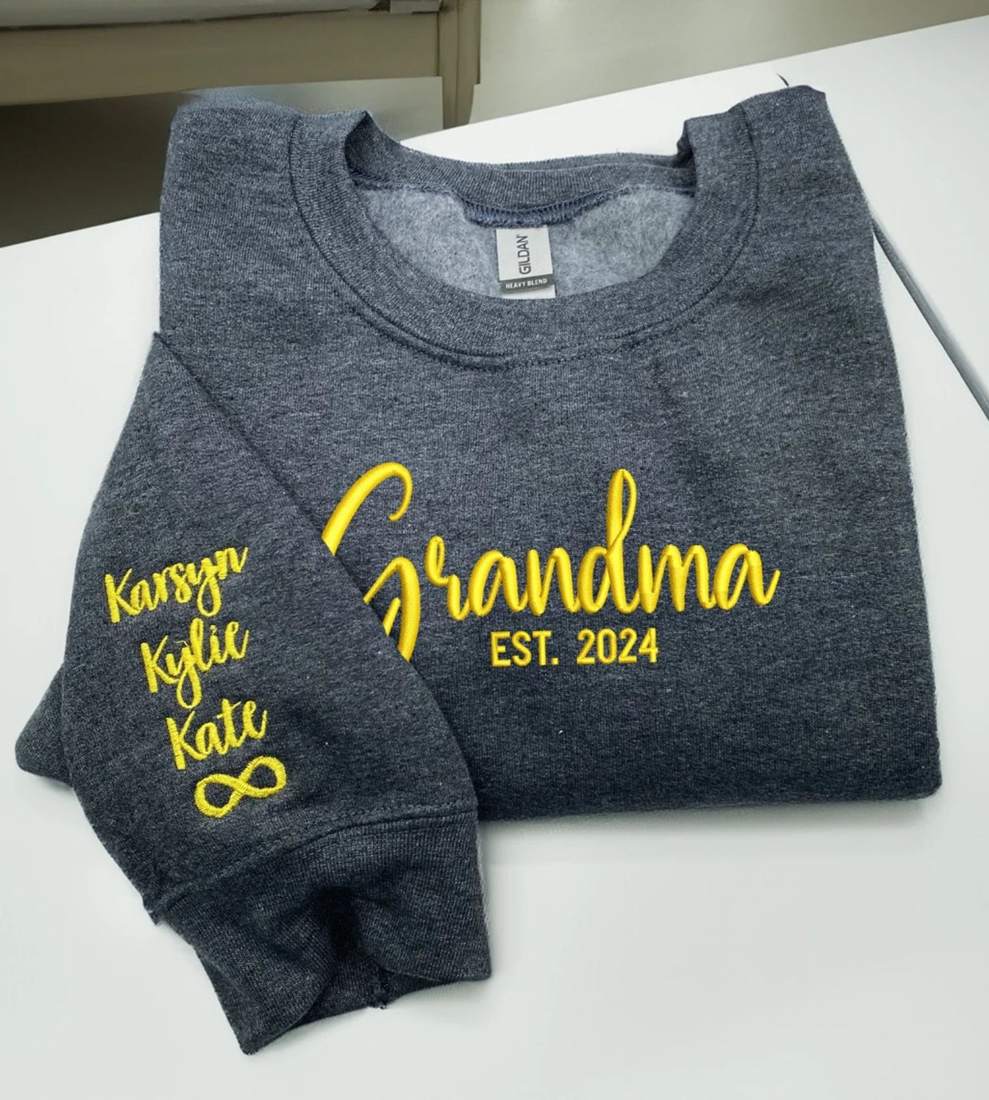 Besticktes personalisiertes Oma-Sweatshirt mit den Namen der Enkelkinder - Geschenk für Oma