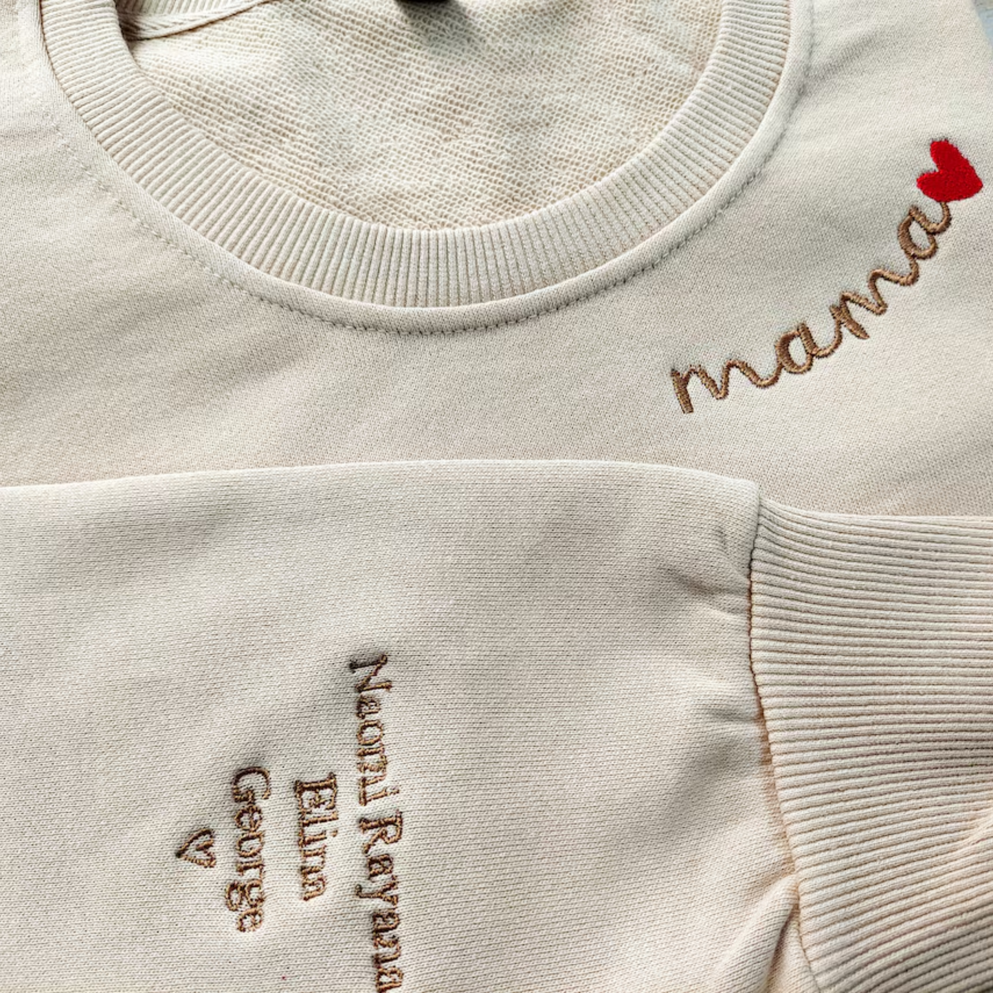 Individuell besticktes MomLove-Sweatshirt – Geschenk für Mama