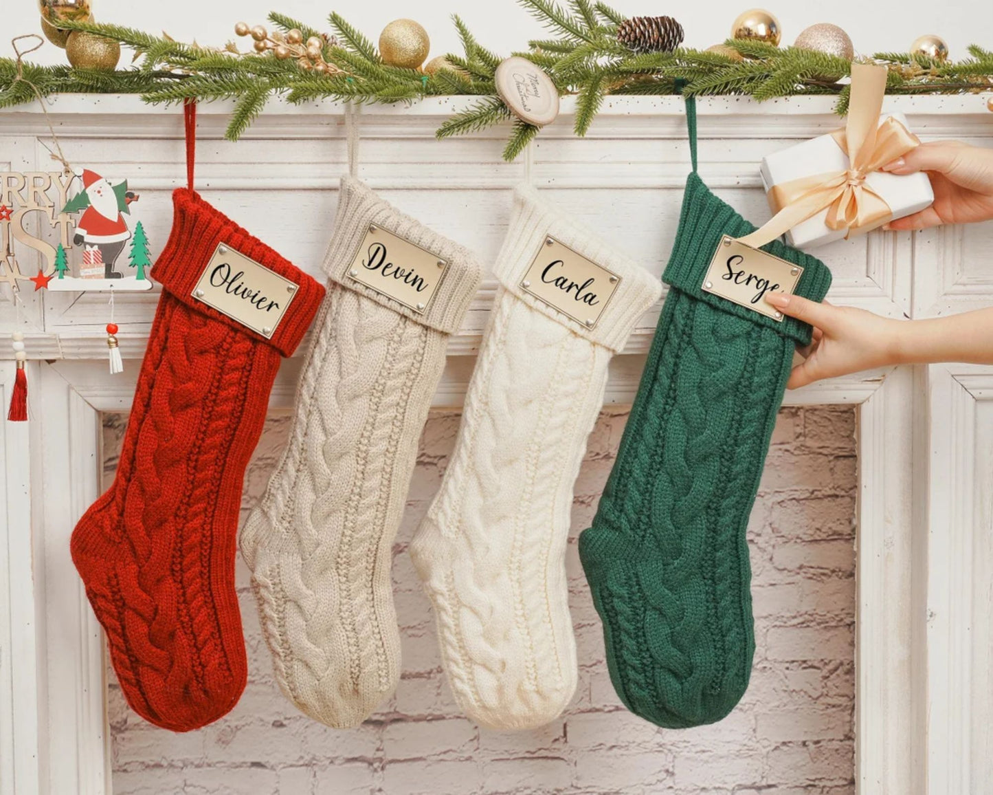 Individuelle gestrickte Weihnachtsstrümpfe, personalisierte Strümpfe mit Lederaufnäher