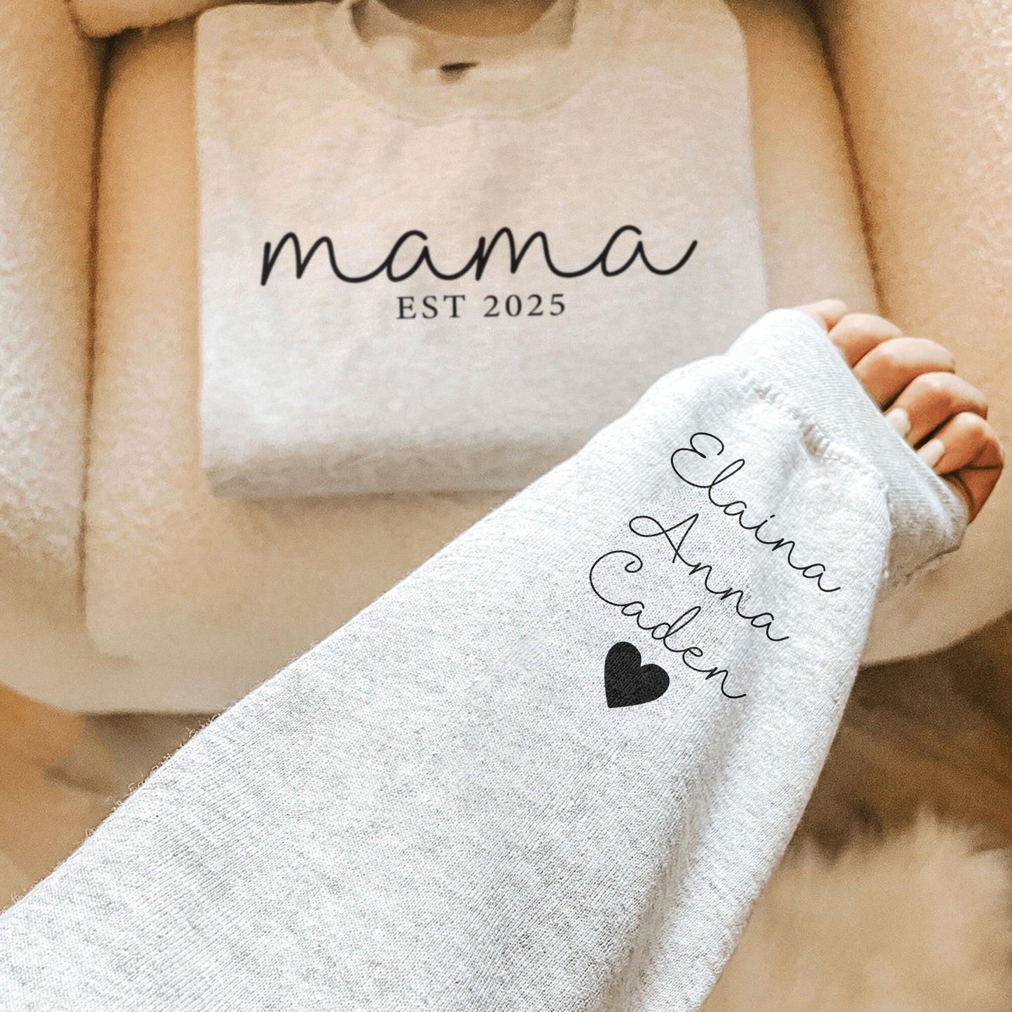 Individuelles Mama Sweatshirt mit Kindernamen auf dem Ärmel