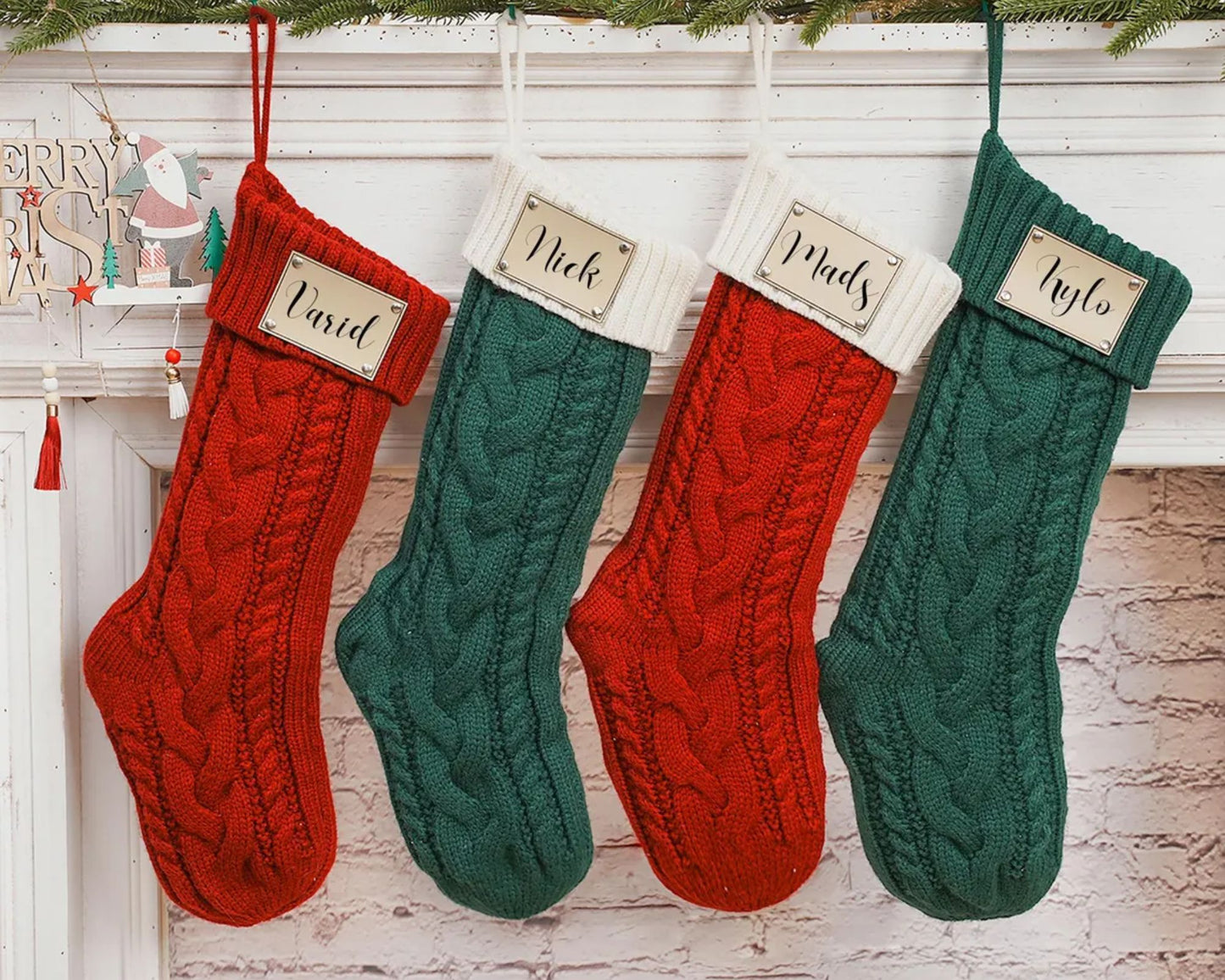Individuelle gestrickte Weihnachtsstrümpfe, personalisierte Strümpfe mit Lederaufnäher