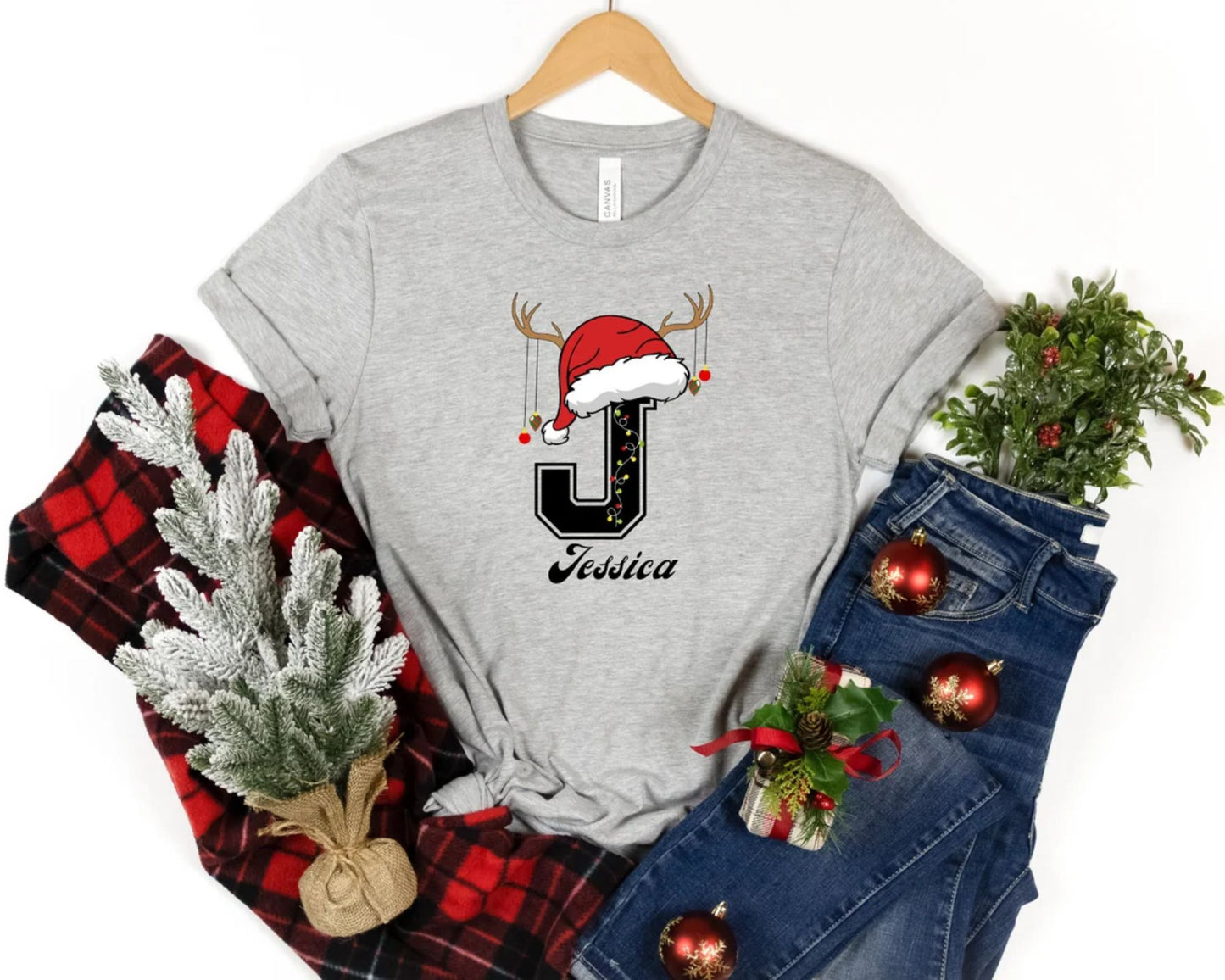 Weihnachtliches Shirt mit personalisiertem Namens Initial – Familien Weihnachts Shirt