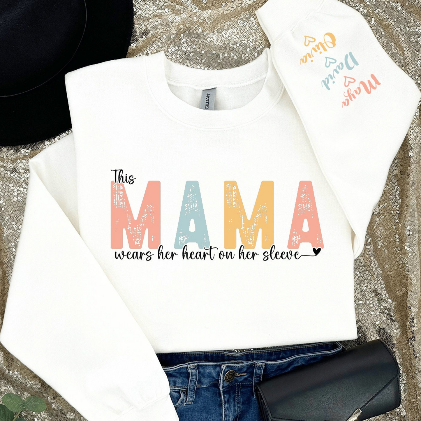 Diese Mama trägt ihr Herz auf dem Ärmel – Personalisierter Sweatshirt, Geschenk zum Muttertag