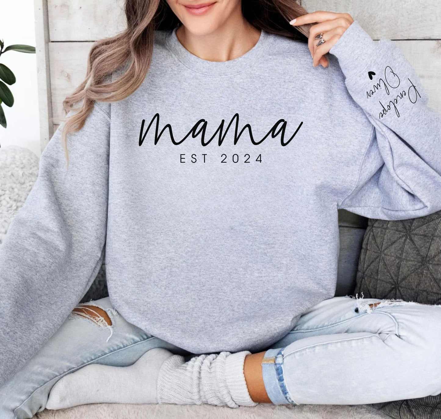 Individuelles Mama Sweatshirt mit Datum und Namen des Kindes auf dem Ärmel