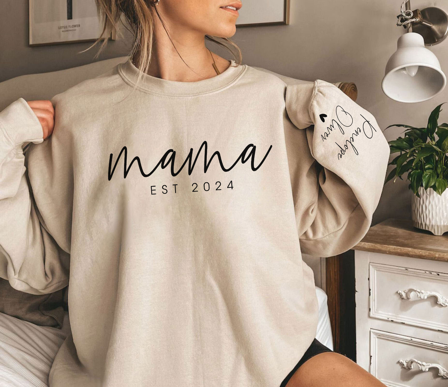 Individuelles Mama Sweatshirt mit Datum und Namen des Kindes auf dem Ärmel