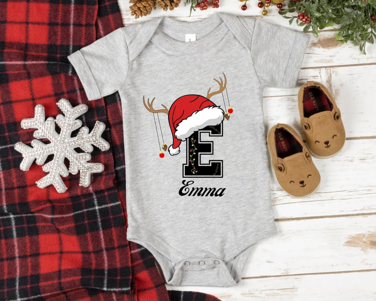 Weihnachtliches Shirt mit personalisiertem Namens Initial – Familien Weihnachts Shirt