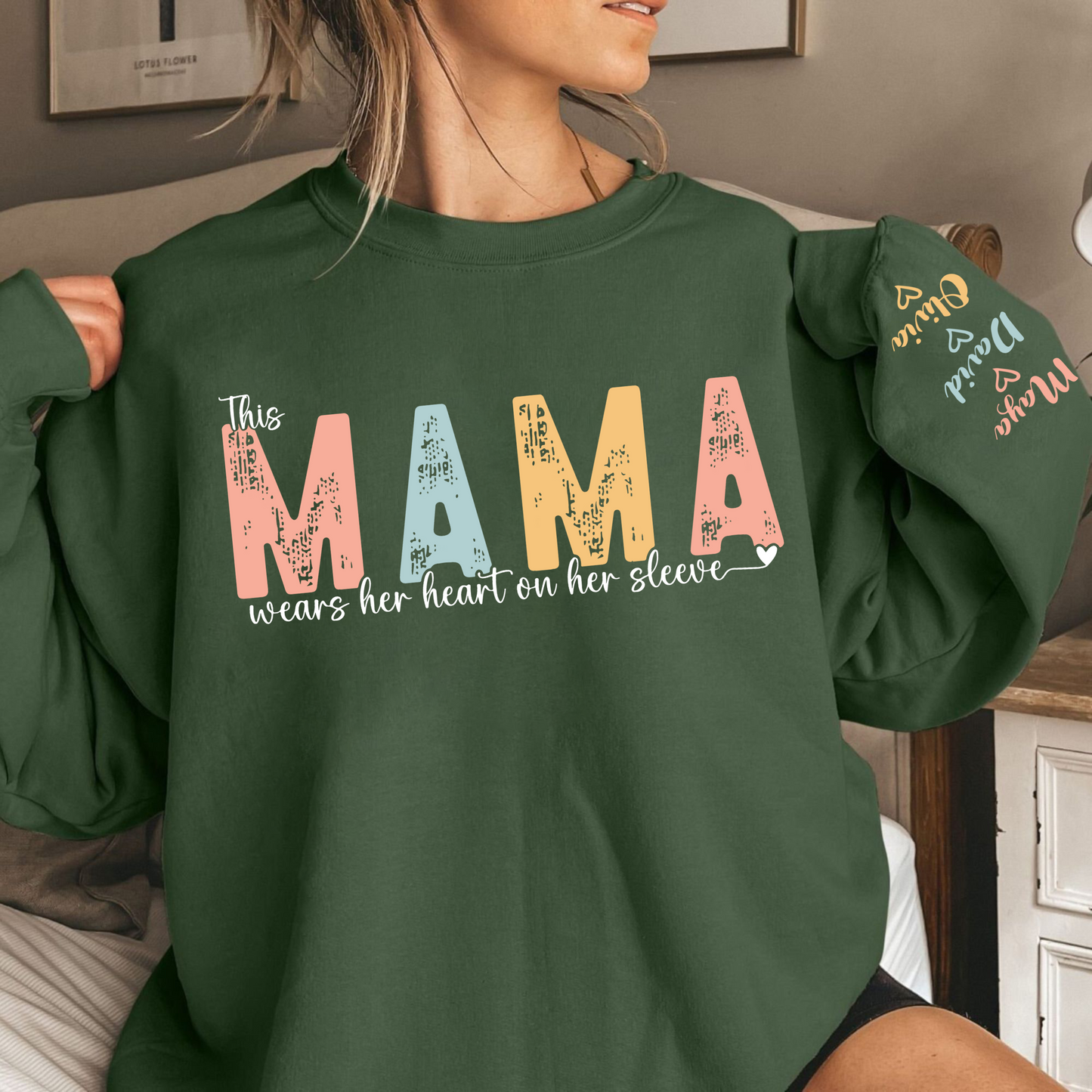 Diese Mama trägt ihr Herz auf dem Ärmel – Personalisierter Sweatshirt, Geschenk zum Muttertag
