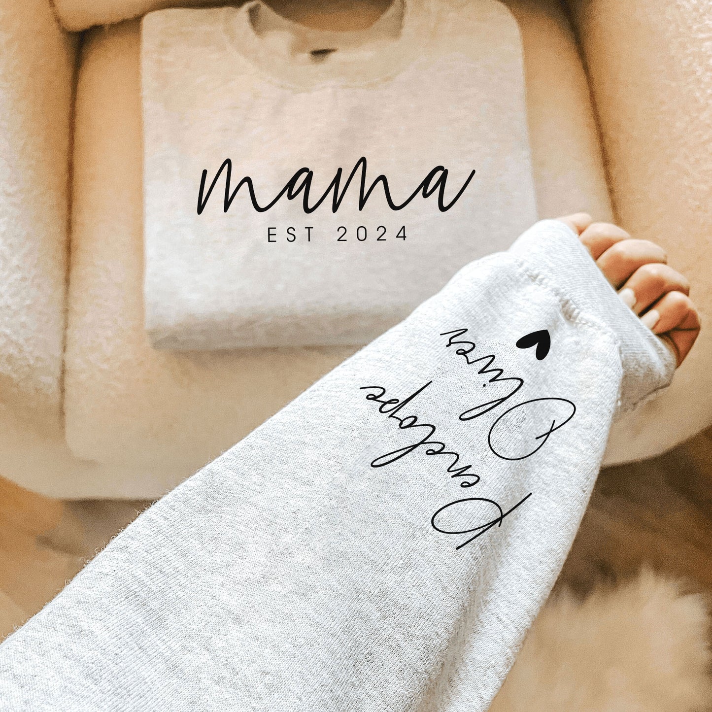 Individuelles Mama Sweatshirt mit Datum und Namen des Kindes auf dem Ärmel