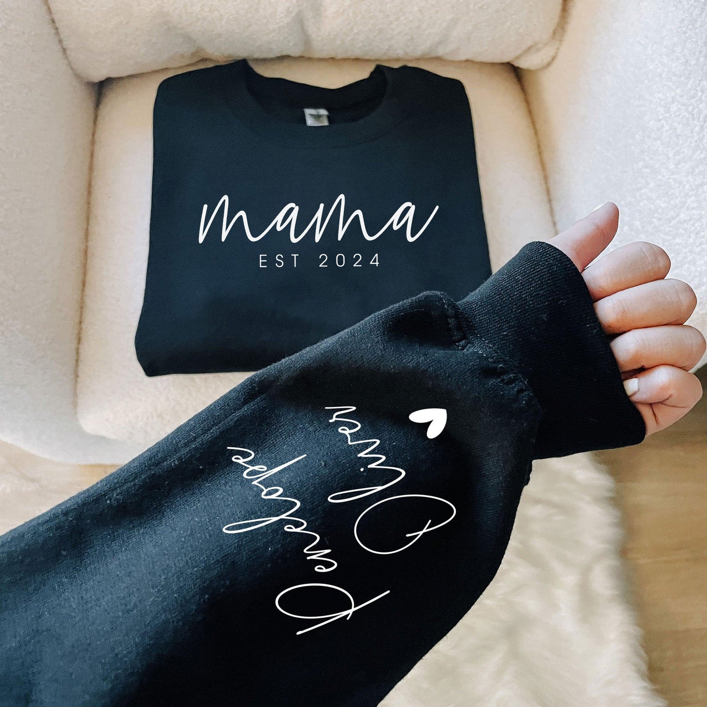 Individuelles Mama Sweatshirt mit Datum und Namen des Kindes auf dem Ärmel