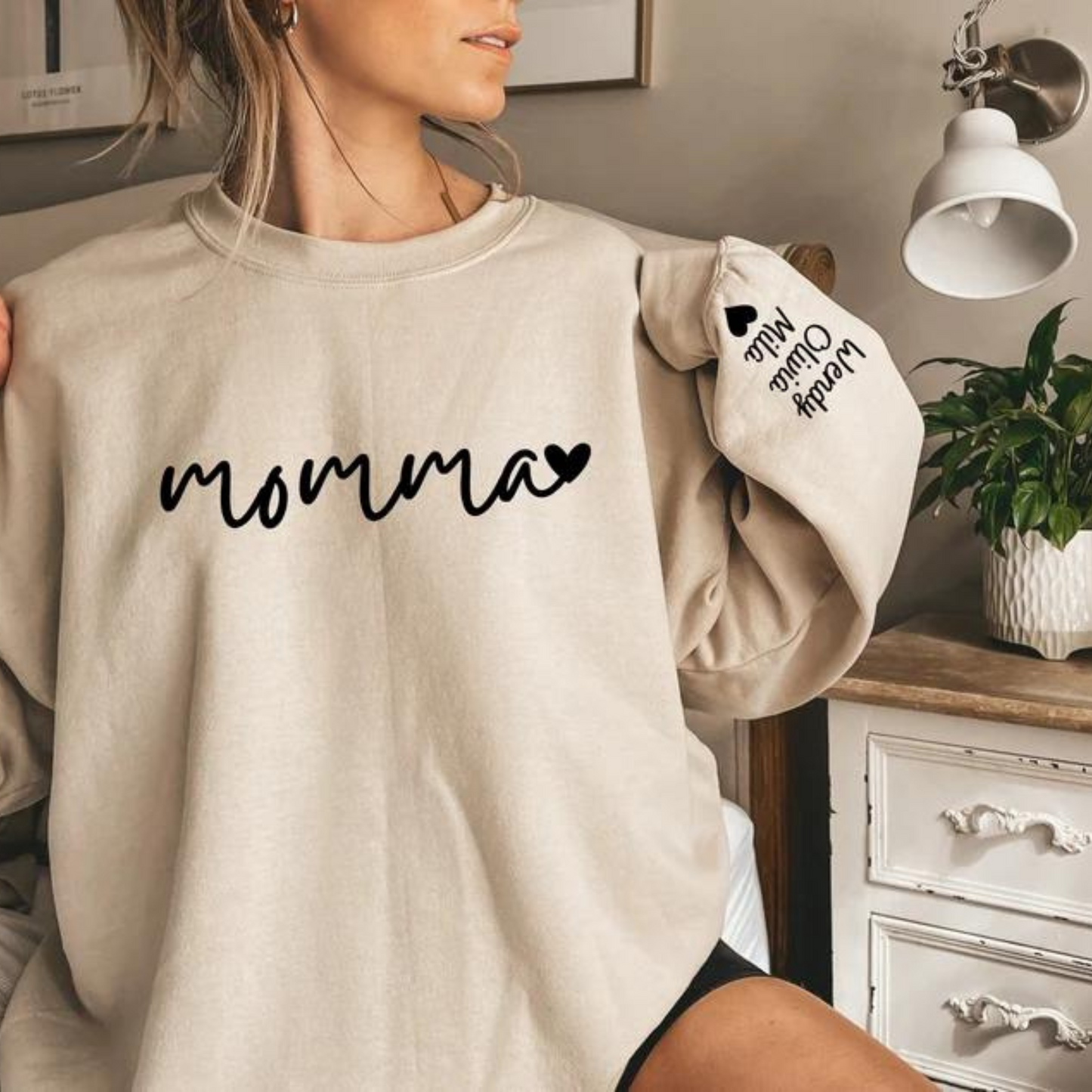 Personalisiertes Momma-Sweatshirt mit Kindernamen auf dem Ärmel – Geschenk für Mütter
