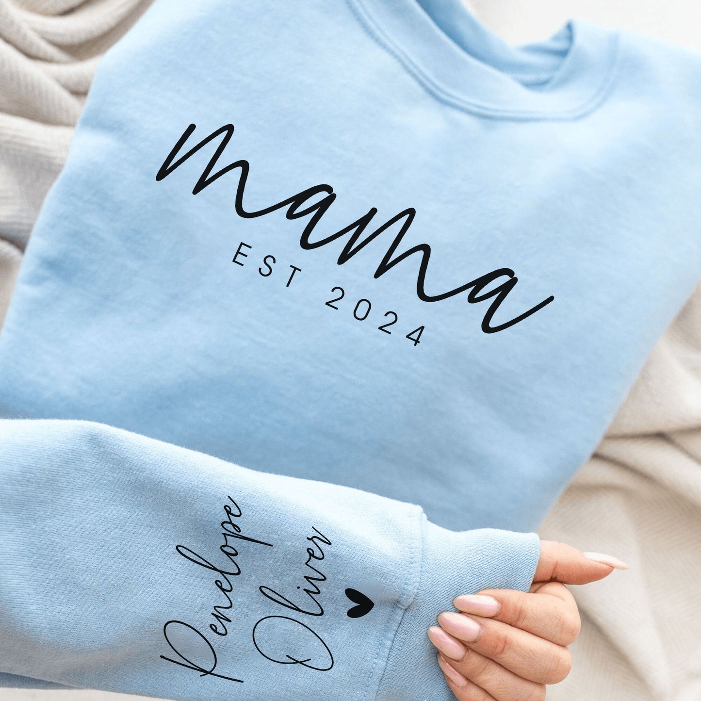 Individuelles Mama Sweatshirt mit Datum und Namen des Kindes auf dem Ärmel