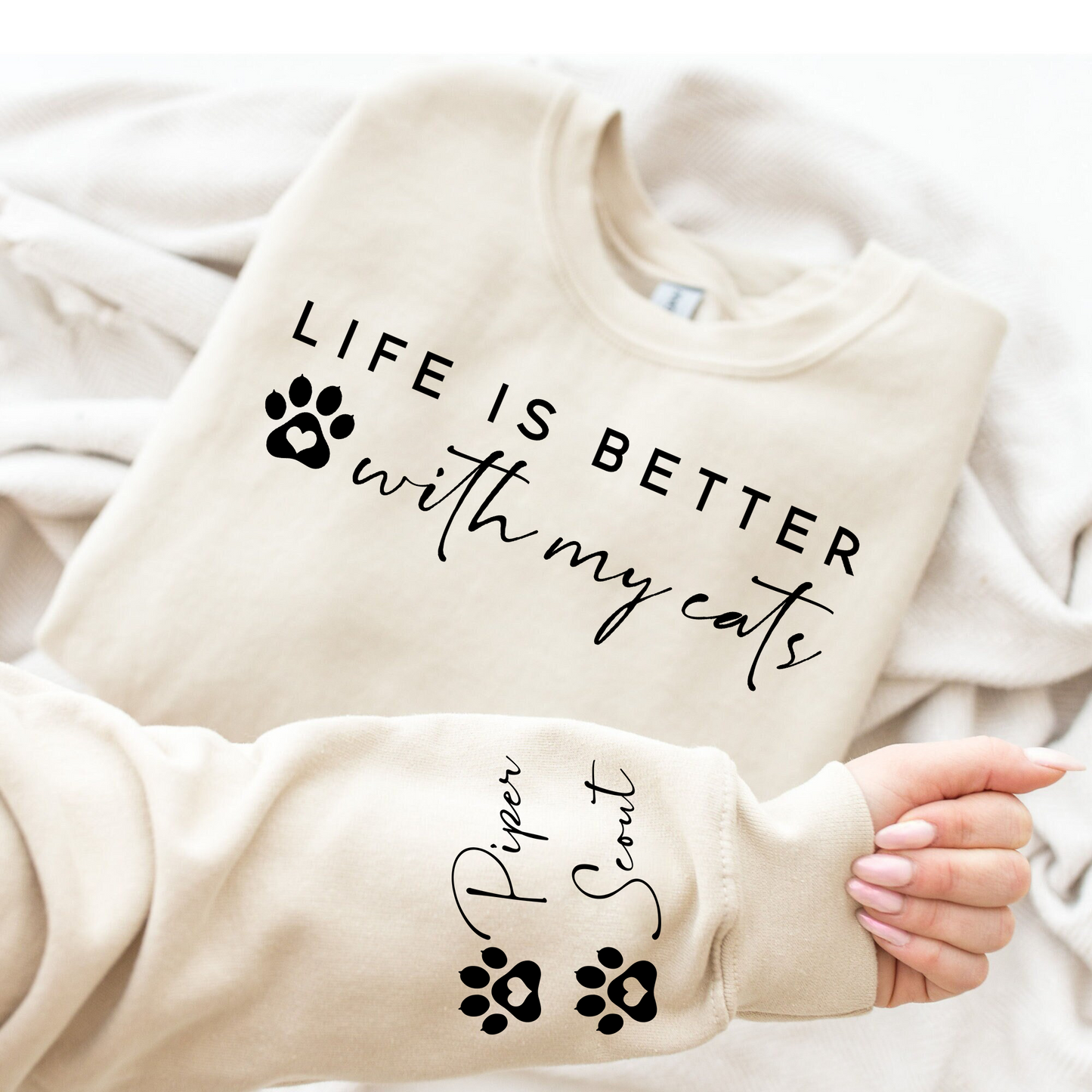 Personalisiertes 'Life Is Better With My Cats' Sweatshirt, Geschenk für Katzenmama