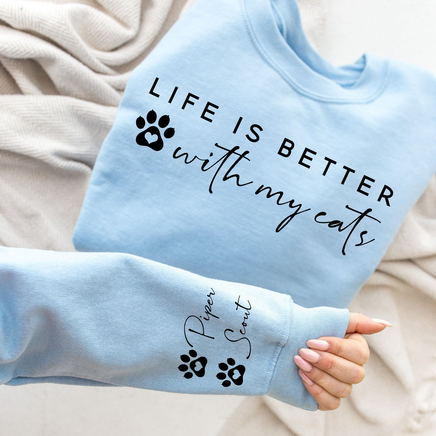 Personalisiertes 'Life Is Better With My Cats' Sweatshirt, Geschenk für Katzenmama