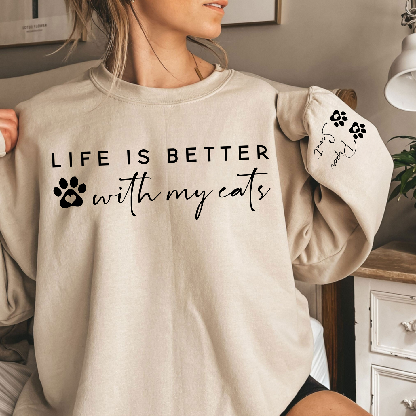 Personalisiertes 'Life Is Better With My Cats' Sweatshirt, Geschenk für Katzenmama