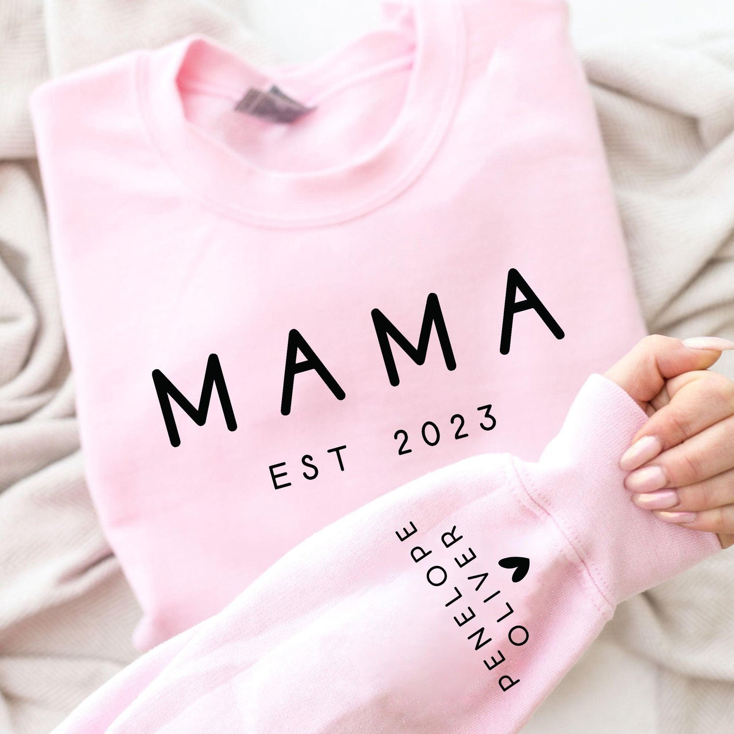 Benutzerdefiniertes Mama Sweatshirt mit Datum und Kindername auf dem Ärmel - GiftHaus