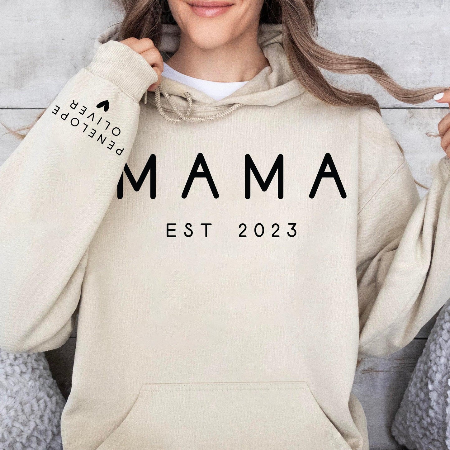 Benutzerdefiniertes Mama Sweatshirt mit Datum und Kindername auf dem Ärmel - GiftHaus