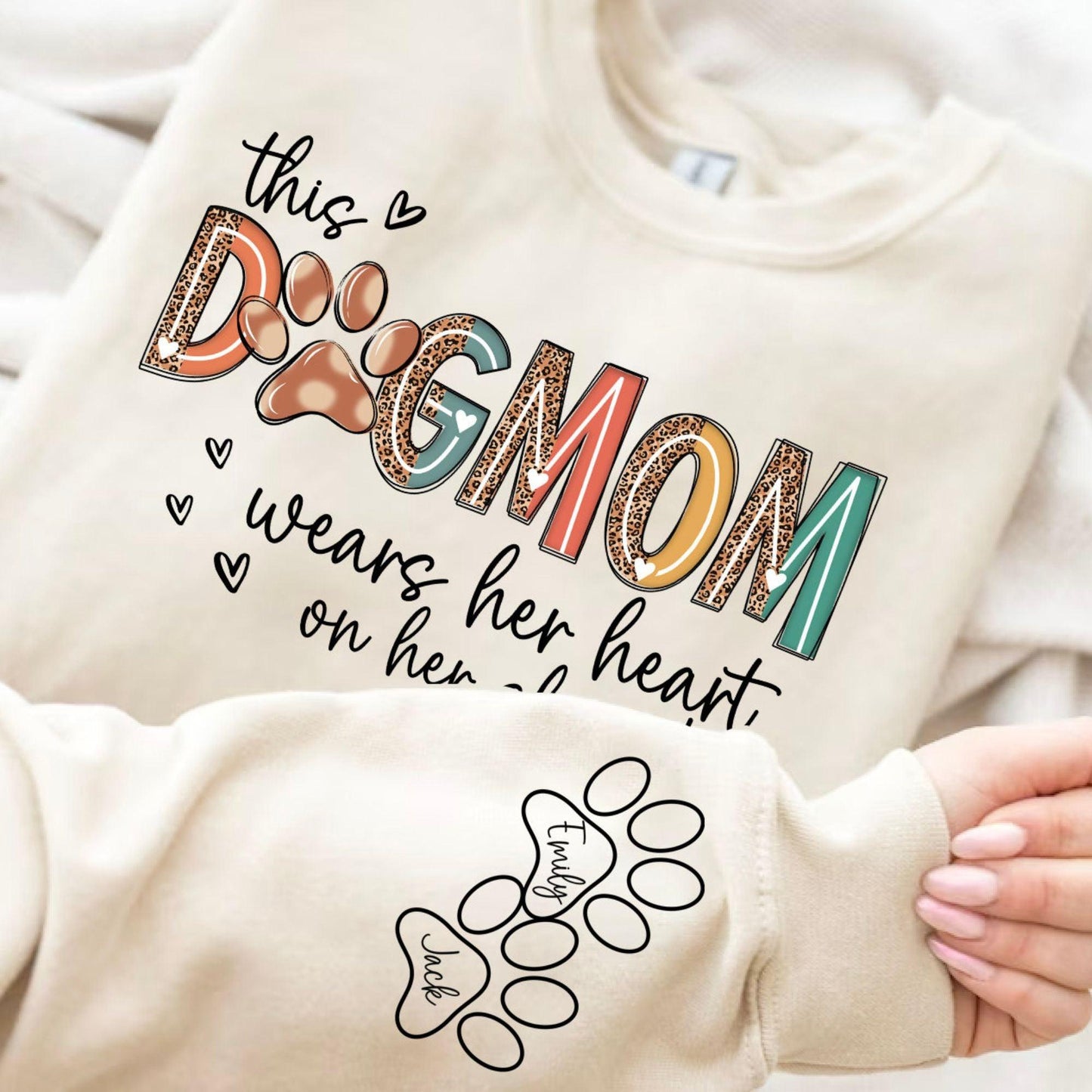 Diese Hundemama trägt ihr Herz auf ihrem Ärmel Sweatshirt – individueller Hundename - GiftHaus