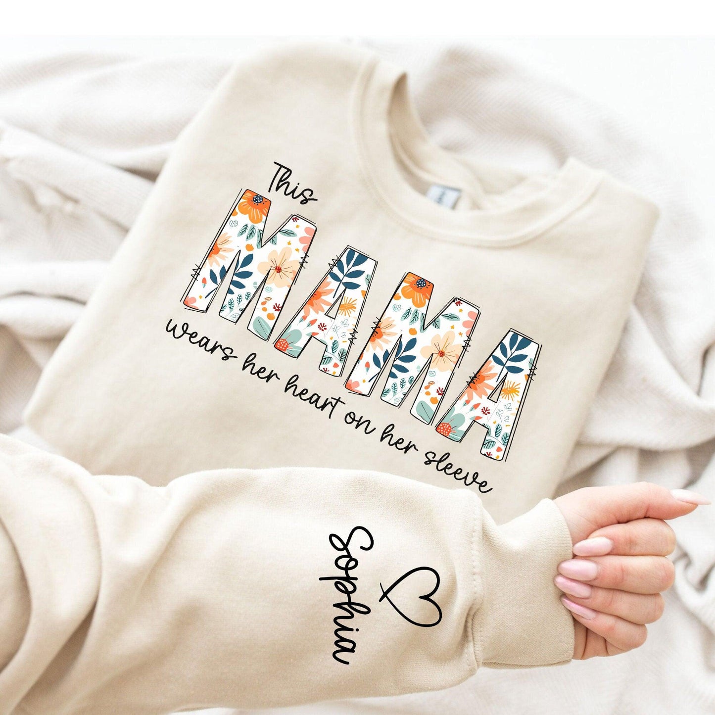 Ich trage mein Herz auf meinem Ärmel Sweatshirt - Personalisiertes Muttergeschenk - GiftHaus
