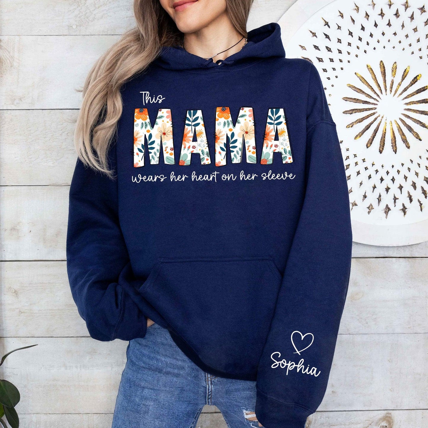 Ich trage mein Herz auf meinem Ärmel Sweatshirt - Personalisiertes Muttergeschenk - GiftHaus