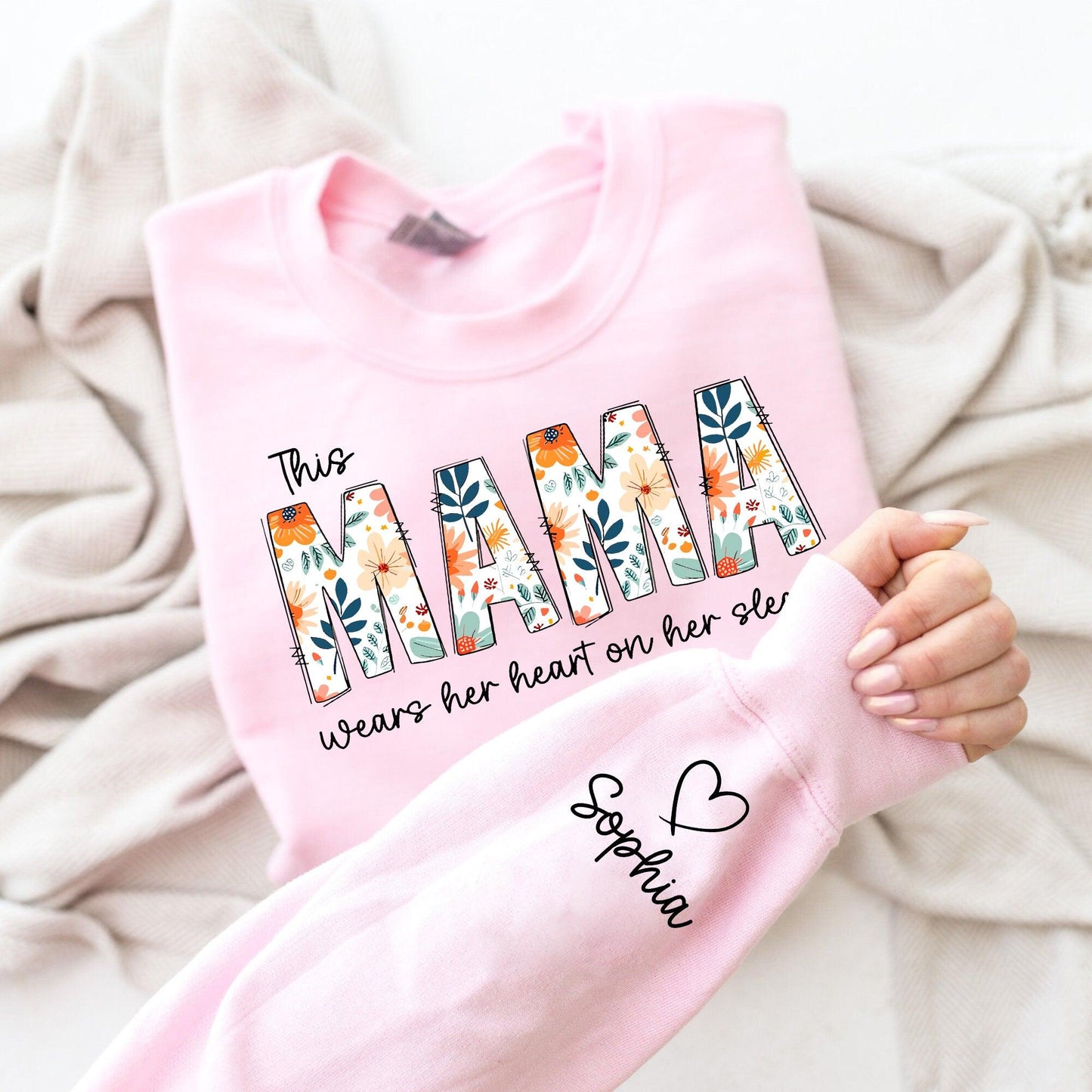 Ich trage mein Herz auf meinem Ärmel Sweatshirt - Personalisiertes Muttergeschenk - GiftHaus