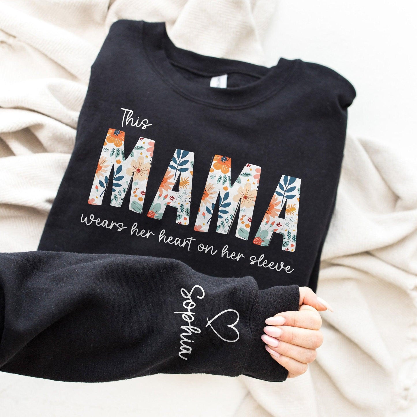 Ich trage mein Herz auf meinem Ärmel Sweatshirt - Personalisiertes Muttergeschenk - GiftHaus