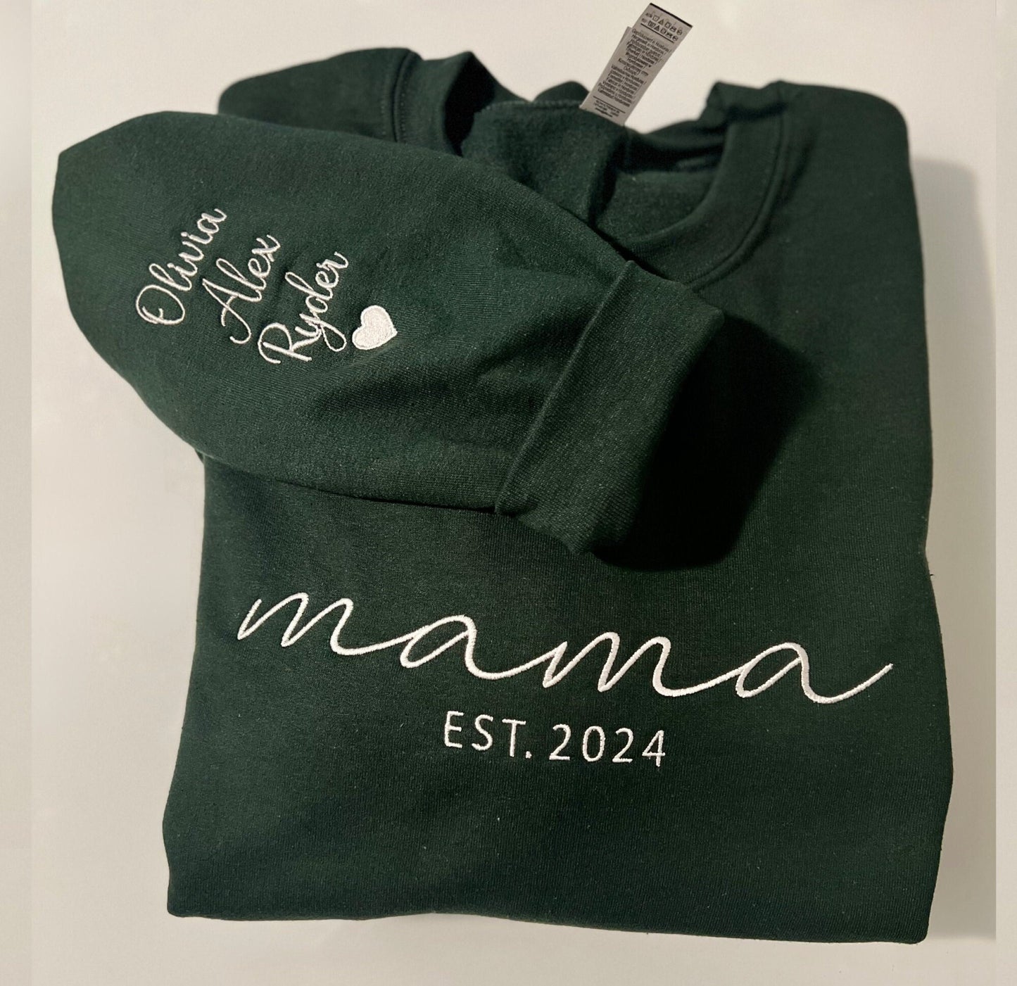 Besticktes Mama-Sweatshirt mit Datum und Kindernamen auf dem Ärmel, personalisiertes besticktes Mama-Sweatshirt