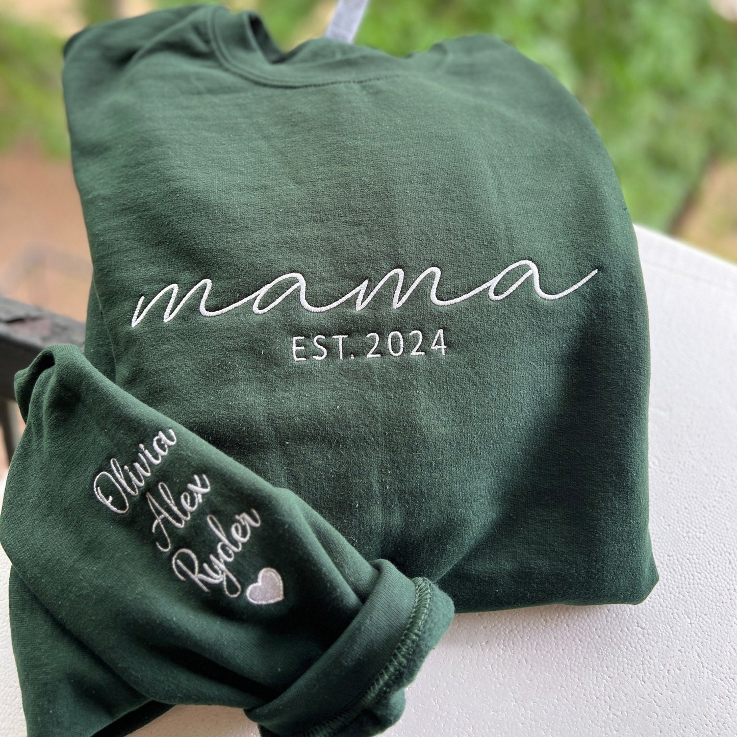 Besticktes Mama-Sweatshirt mit Datum und Kindernamen auf dem Ärmel, personalisiertes besticktes Mama-Sweatshirt