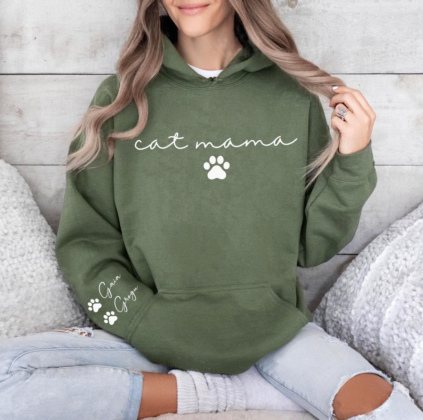 Individuelles Cat Mama Sweatshirt mit Kosenamen auf dem Ärmel - GiftHaus