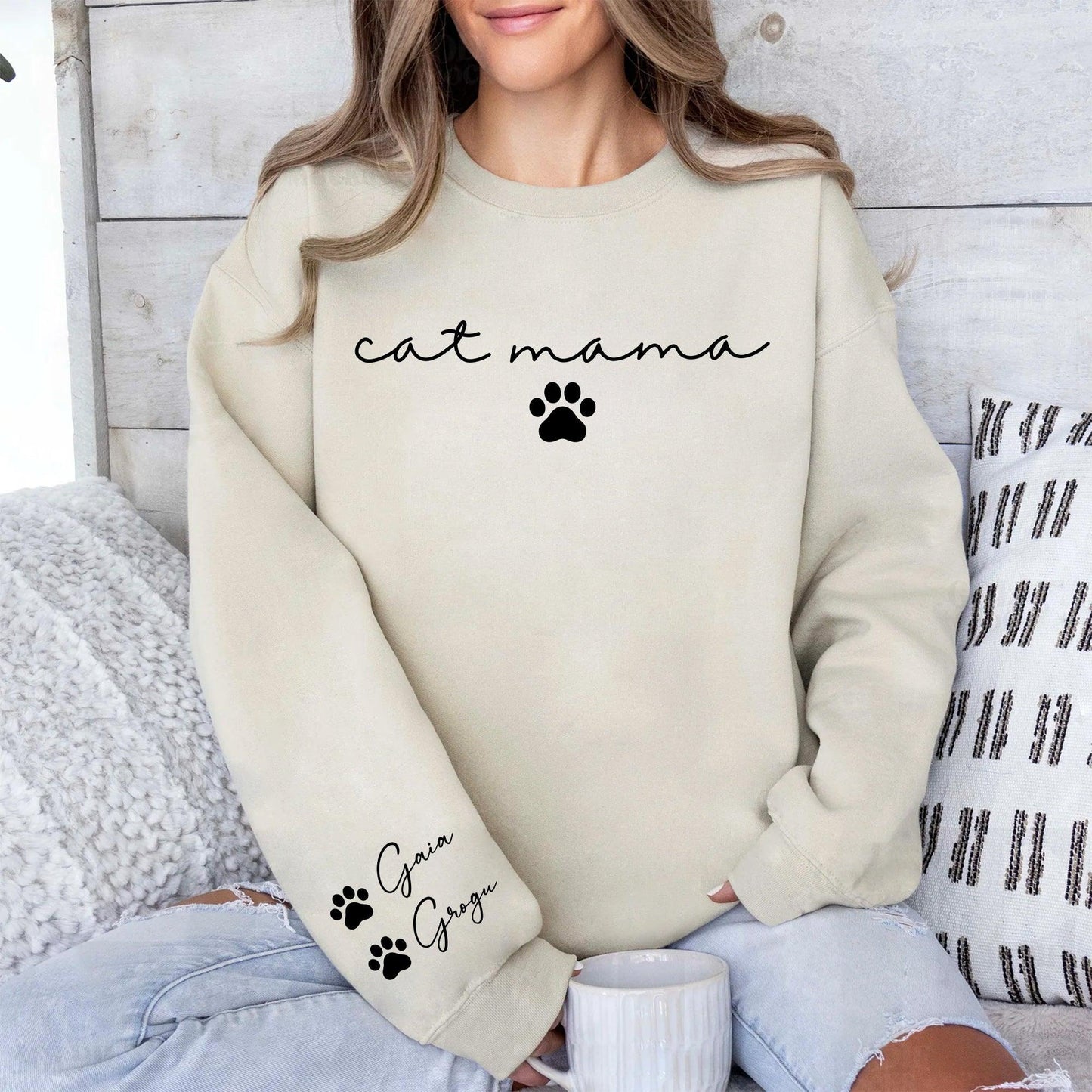 Individuelles Cat Mama Sweatshirt mit Kosenamen auf dem Ärmel - GiftHaus