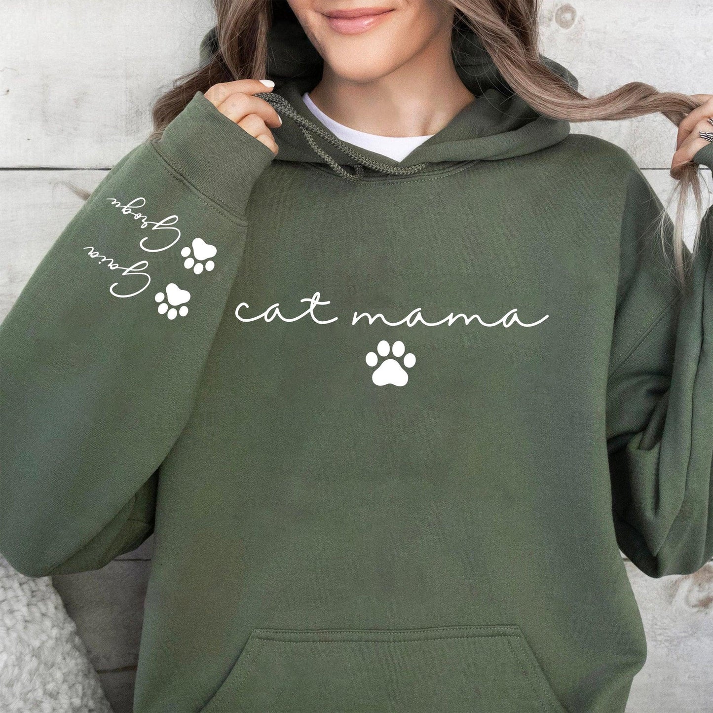 Individuelles Cat Mama Sweatshirt mit Kosenamen auf dem Ärmel - GiftHaus