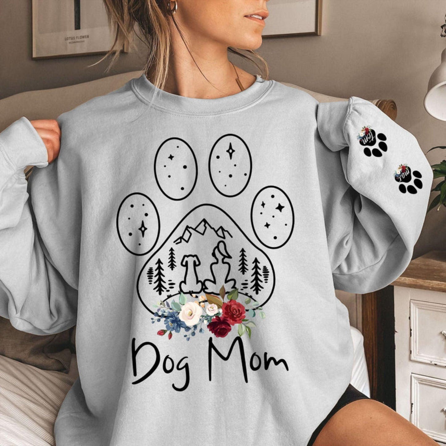 Individuelles Hunde-Mama-Sweatshirt mit Namen auf dem Ärmel, Geschenk für Hundemama - GiftHaus