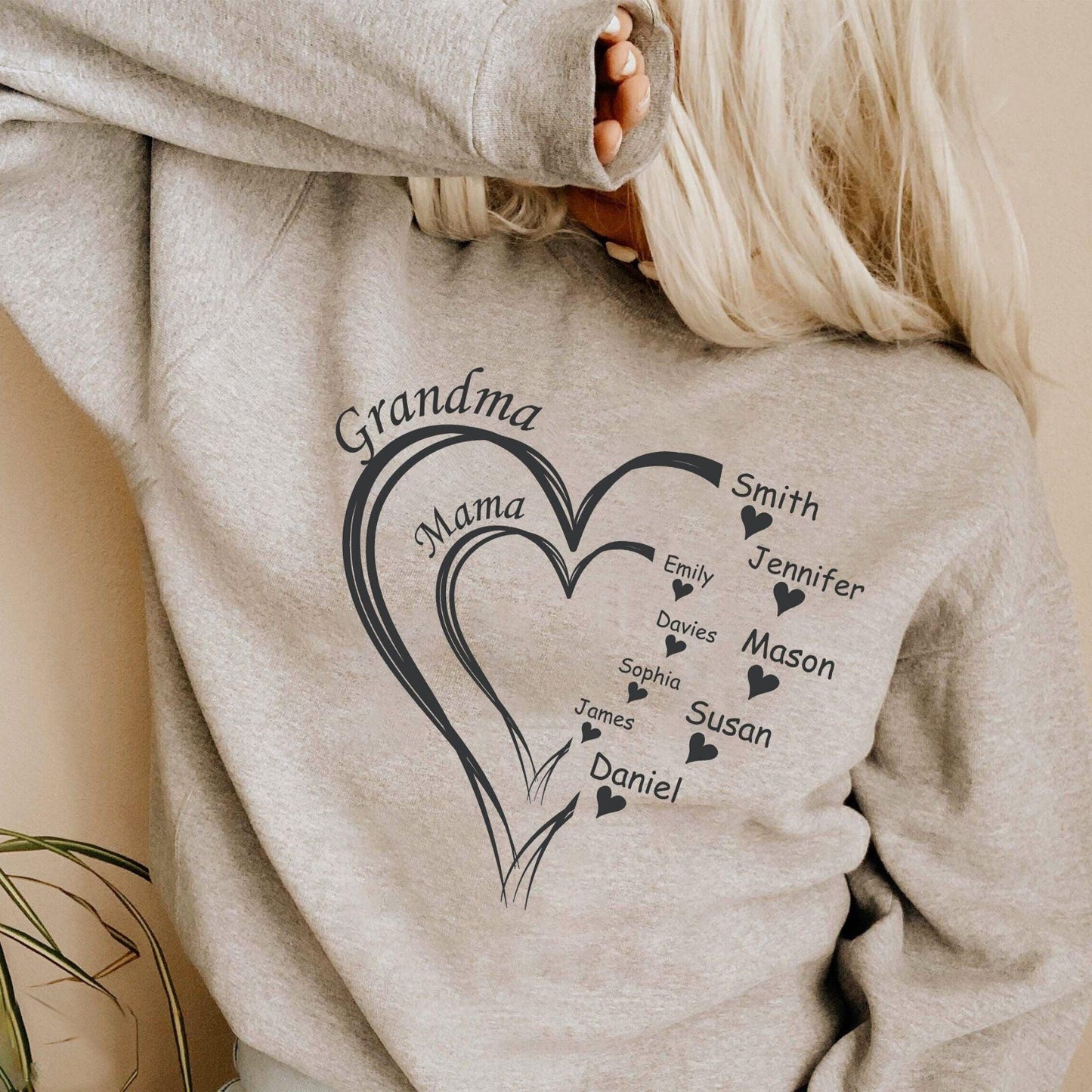 Individuelles Oma Herz mit Enkelnamen Sweatshirt und Shirts - Personalisierte Geschenke für Oma und Mama - GiftHaus