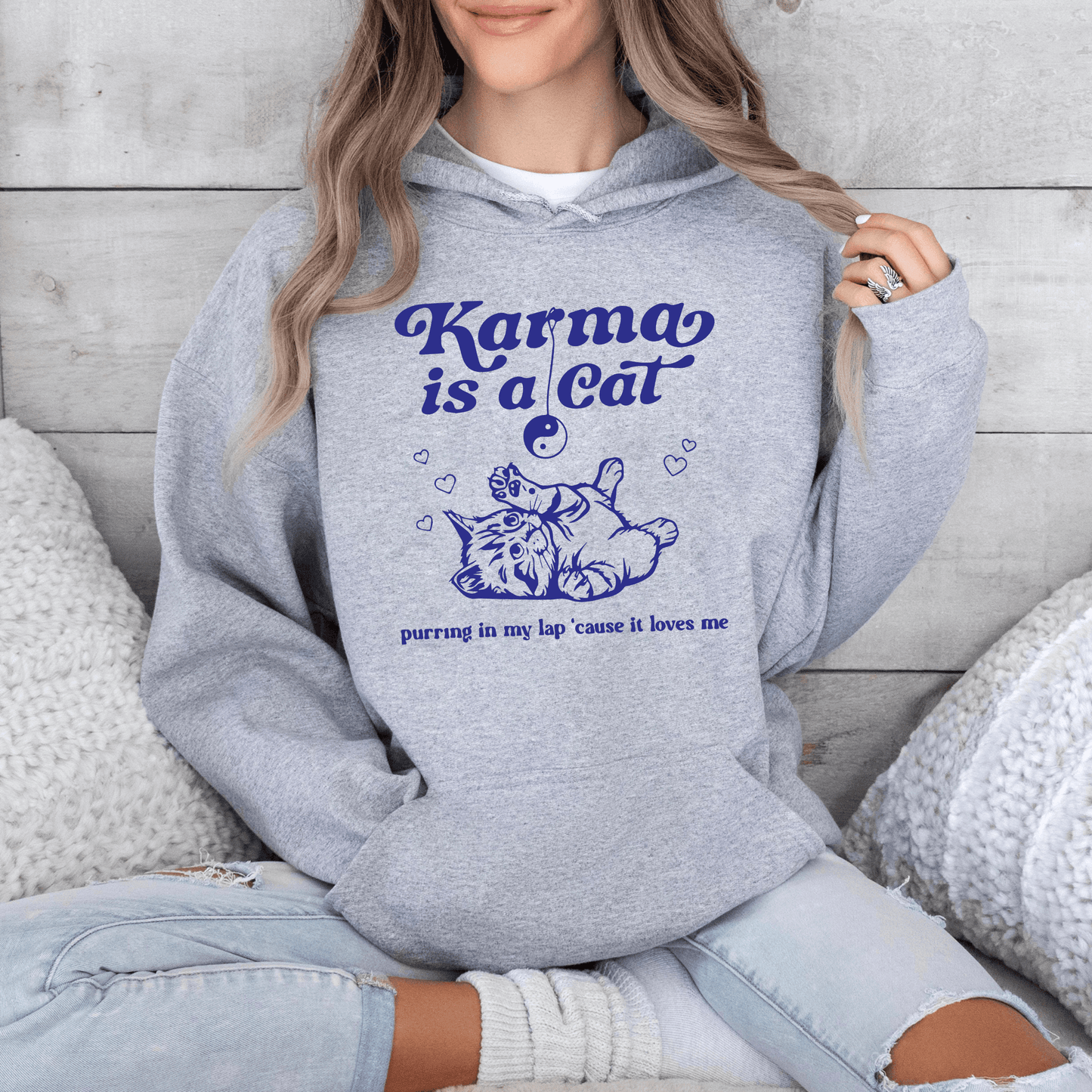 Karma ist eine Katze - Gemütliches Sweatshirt - GiftHaus