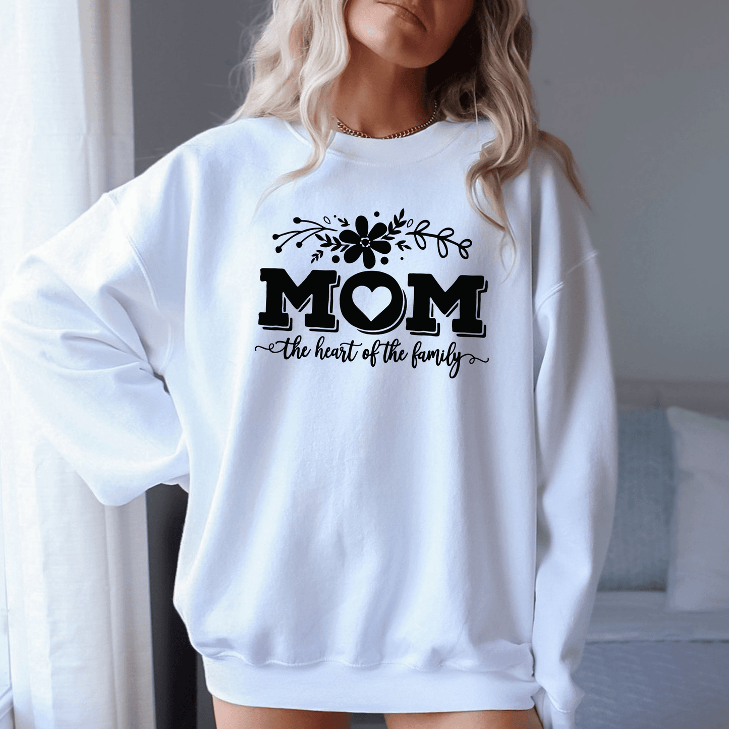 Mama – Das Herz der Familie Sweatshirt - Geschenk zum Muttertag - GiftHaus