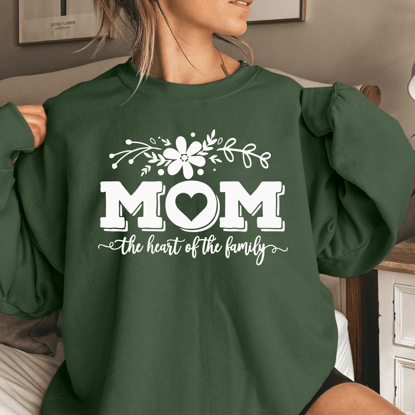 Mama – Das Herz der Familie Sweatshirt - Geschenk zum Muttertag - GiftHaus